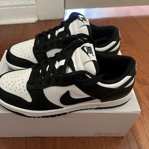 Nike dunk low Women’s size 6 - brand new, never worn.